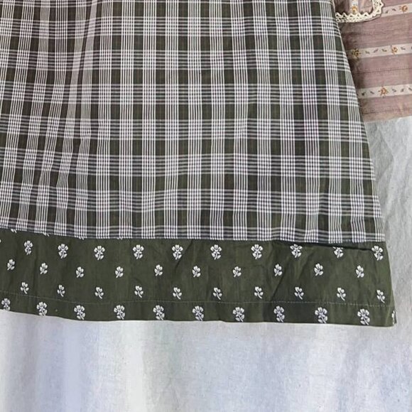 Green Midi Skirt With Floral Patch Details - Picture 3 of 3